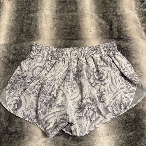 Lululemon Hotty Hot Shorts II 2.5” - Picture 3 of 8